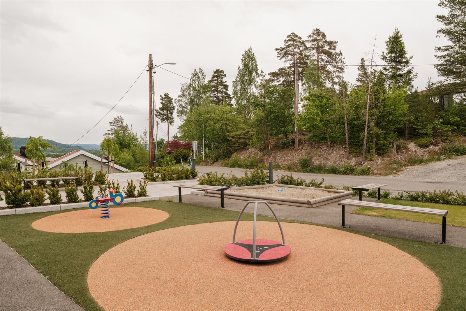 Her bor du i et veletablert og barnevennlig område med kort vei til barnehager, skoler, lekeplasser og turterreng. Galleribilde