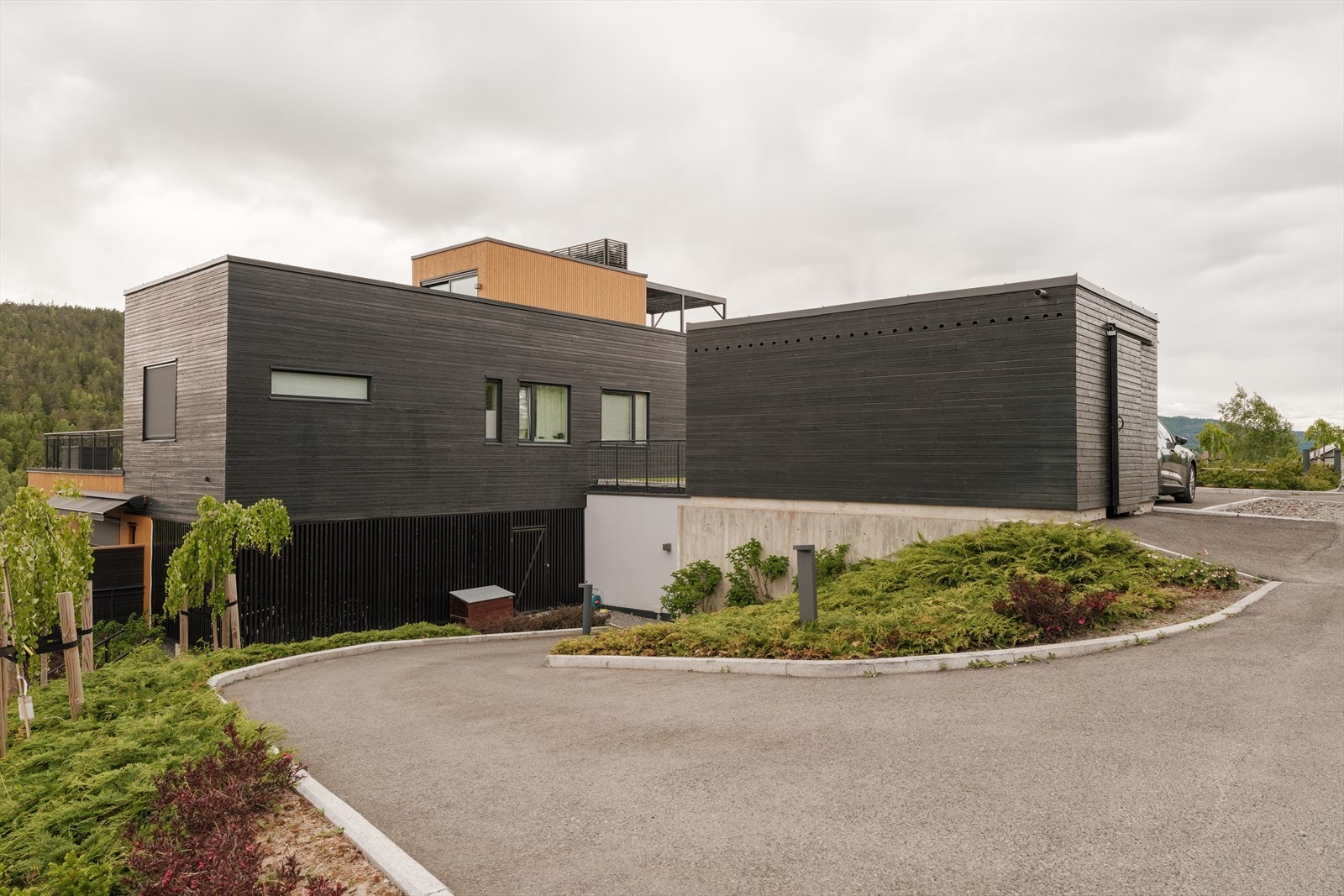 Asfaltert og oppvarmet innkjørsel til garasje for snøsmelting. Galleribilde