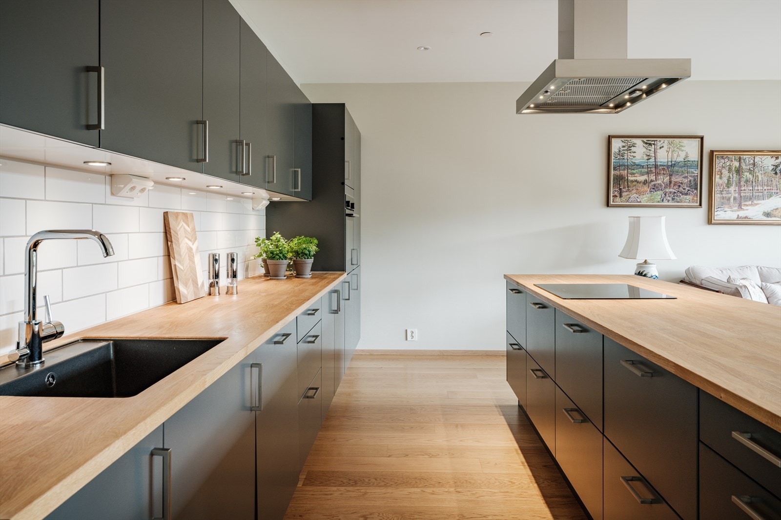 Benkeplaten er i heltre, med nedfelt oppvaskkum i rustfritt stål og ettgreps svingbart blandebatteri i krom. Galleribilde