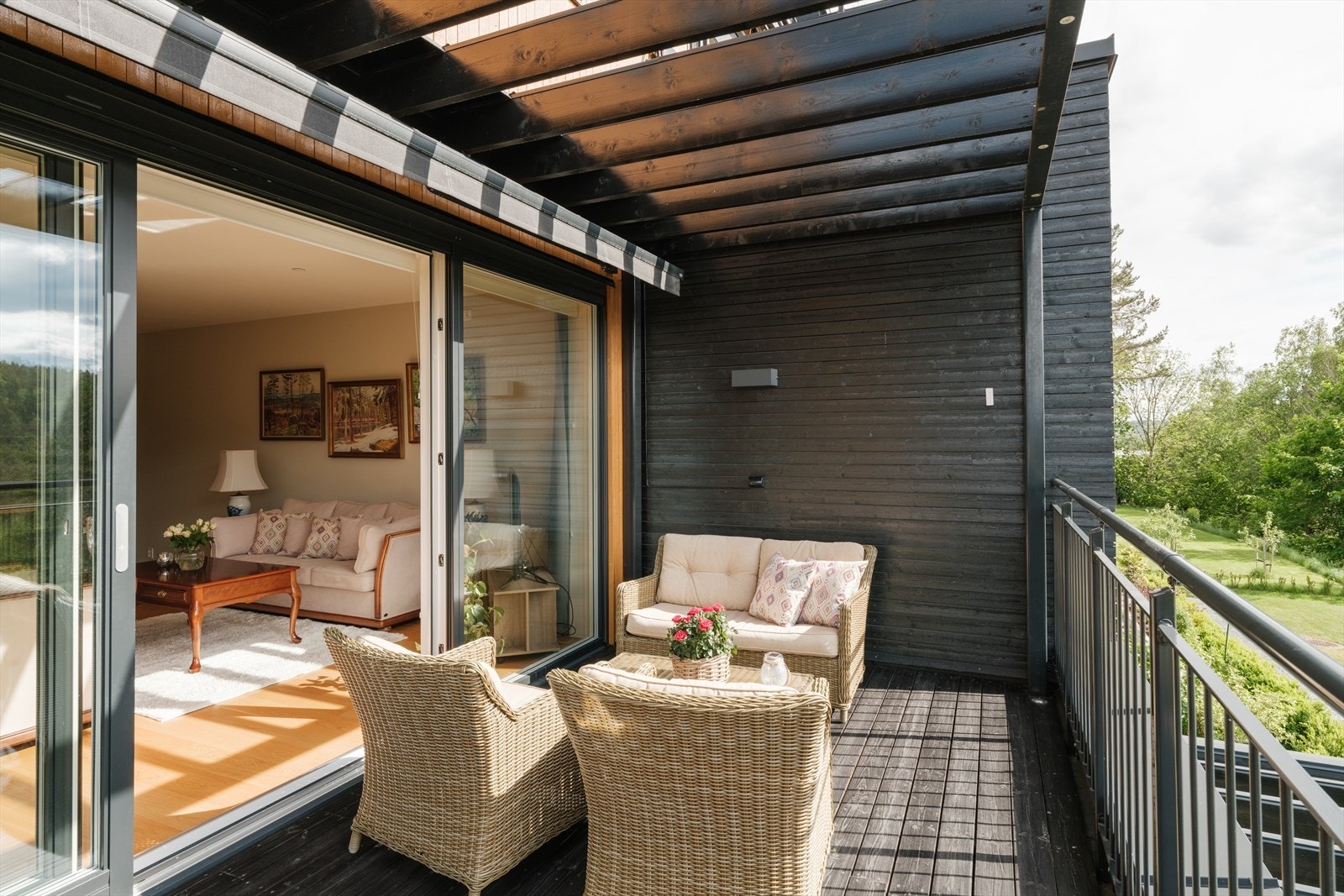 Balkongen er utstyrt med motorisert markise, utelys og dobbel stikkontakt Galleribilde