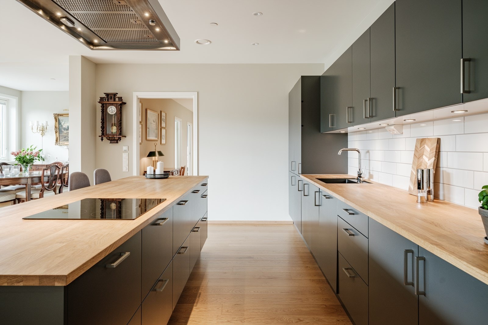 Kjøkkenøyen gir ekstra arbeidsflate og sitteplasser, og er et naturlig samlingspunkt i rommet. Galleribilde