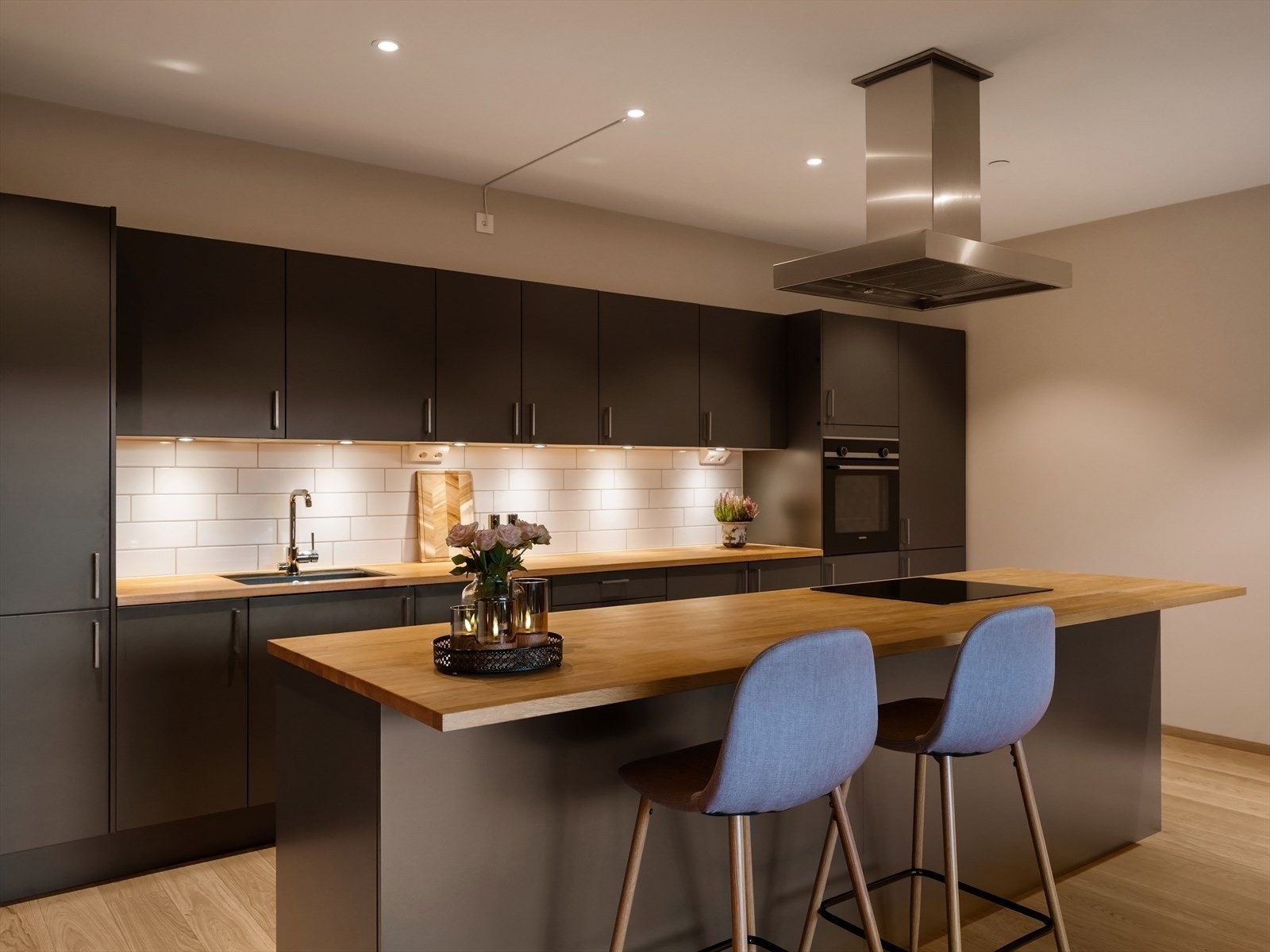 Stilrent og funksjonelt kjøkken fra Sigdal med gjennomgående moderne materialvalg og god skapplass. Galleribilde