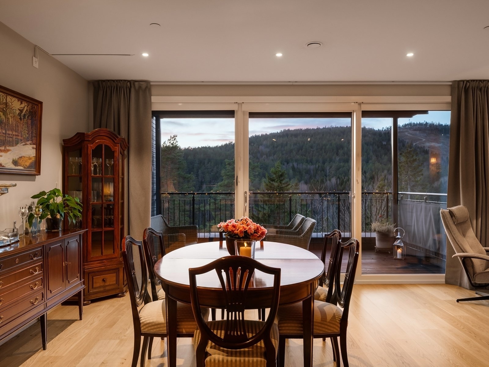 Den romslige stuen byr på god plass til spise- og sittegruppe og har store skyvedører i glass med utgang til en vestvendt balkong på ca. 14 kvm. Galleribilde