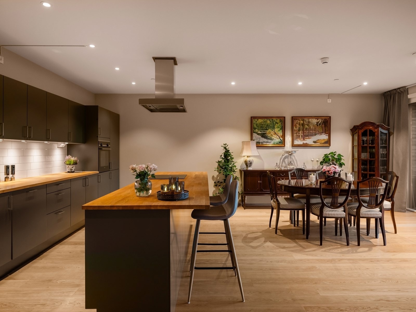 Det er montert komfyrvakt og aquastopp. Galleribilde