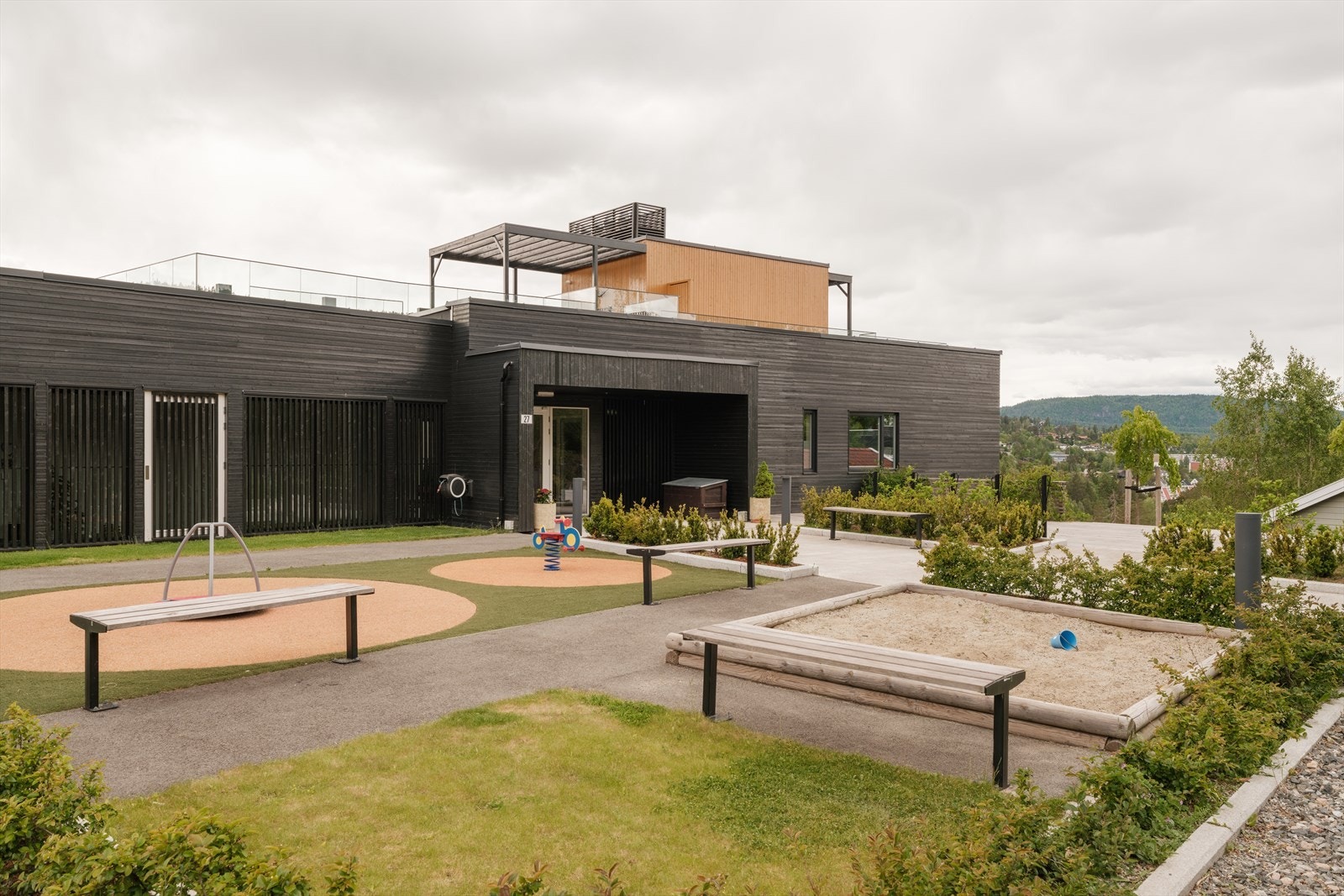 Det er etablert lekeområde og sittegrupper som legger til rette for både sosialt samvær og barnelek. Galleribilde