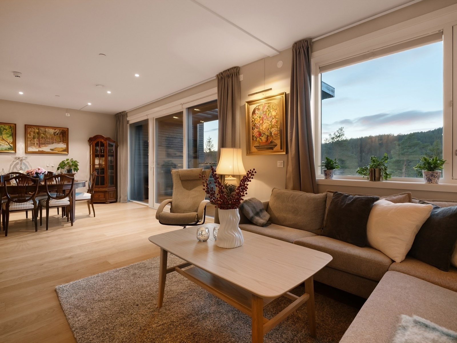 Det er vannbåren gulvvarme i hele oppholdsarealet som sikrer jevn og behagelig temperatur. Galleribilde