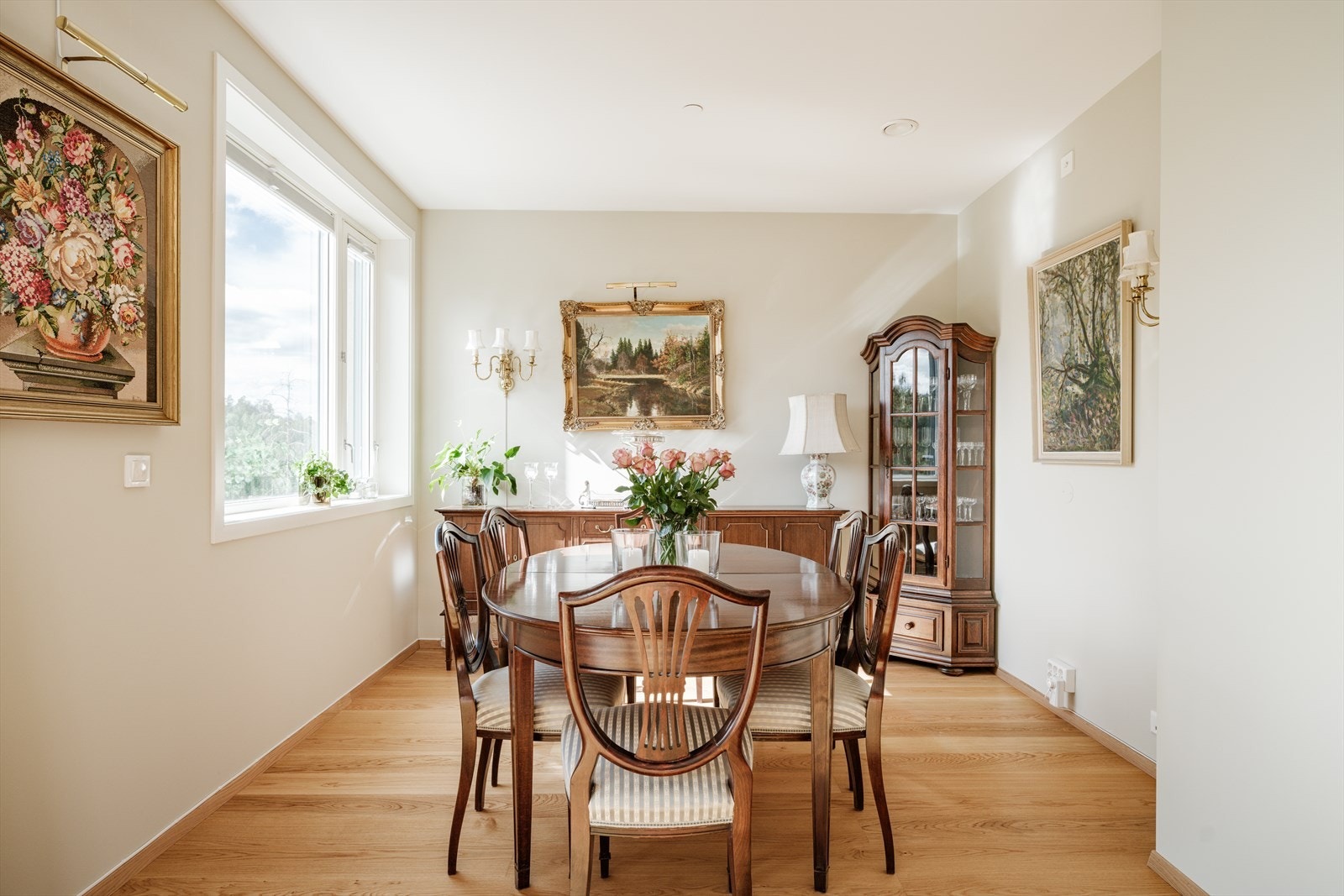 Denne delen av stuen kan og brukes som spisestue. Galleribilde