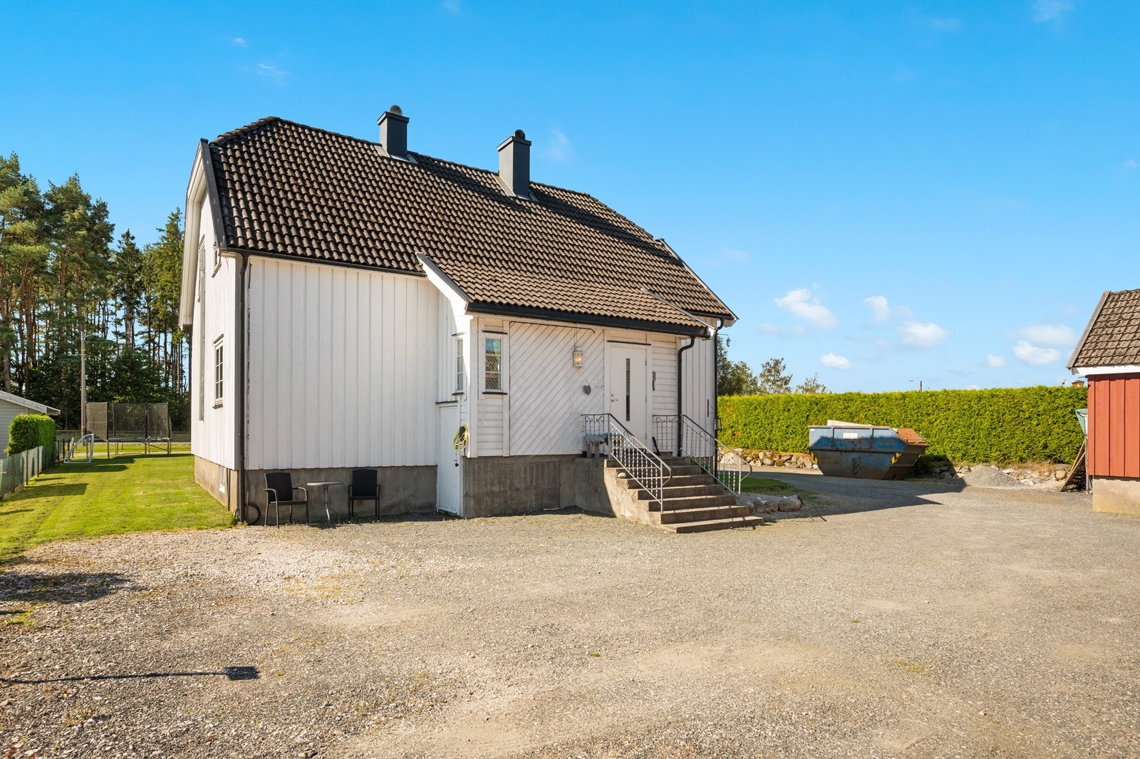 Flat tomt med gruset gårdsplass Galleribilde