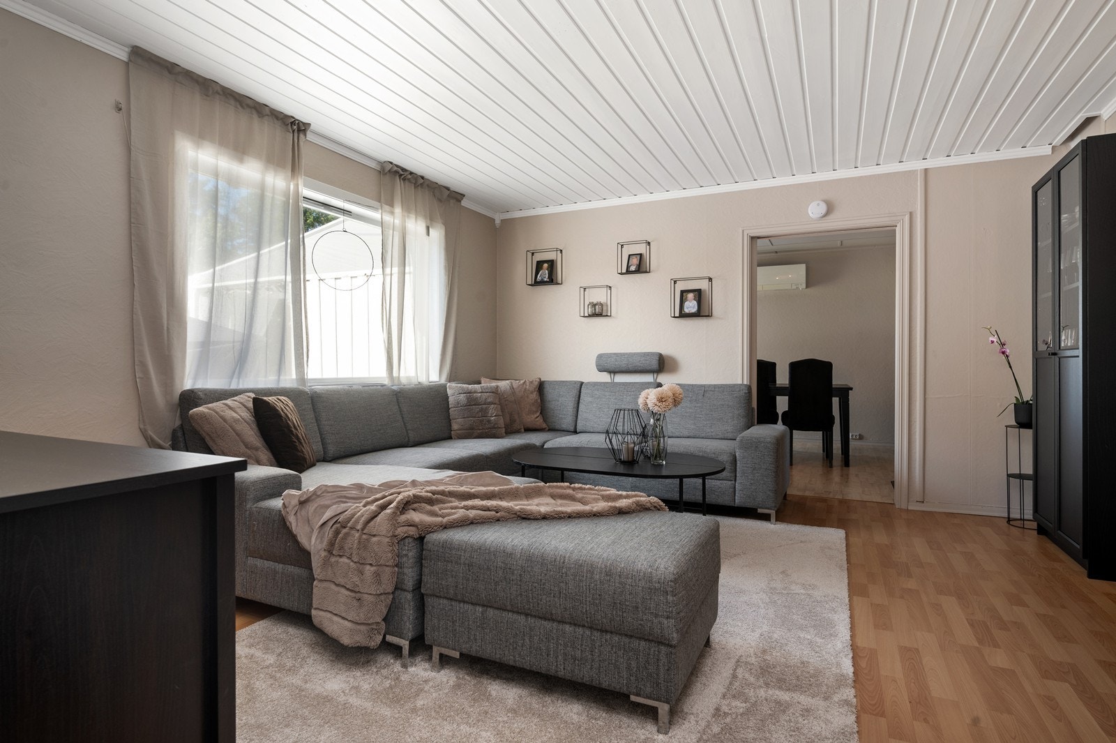 Lun og tiltalende leilighet i første etasje med vindfang, trapperom, gang, kjøkken, spisestue, stue, bad/vaskerom og to soverom Galleribilde