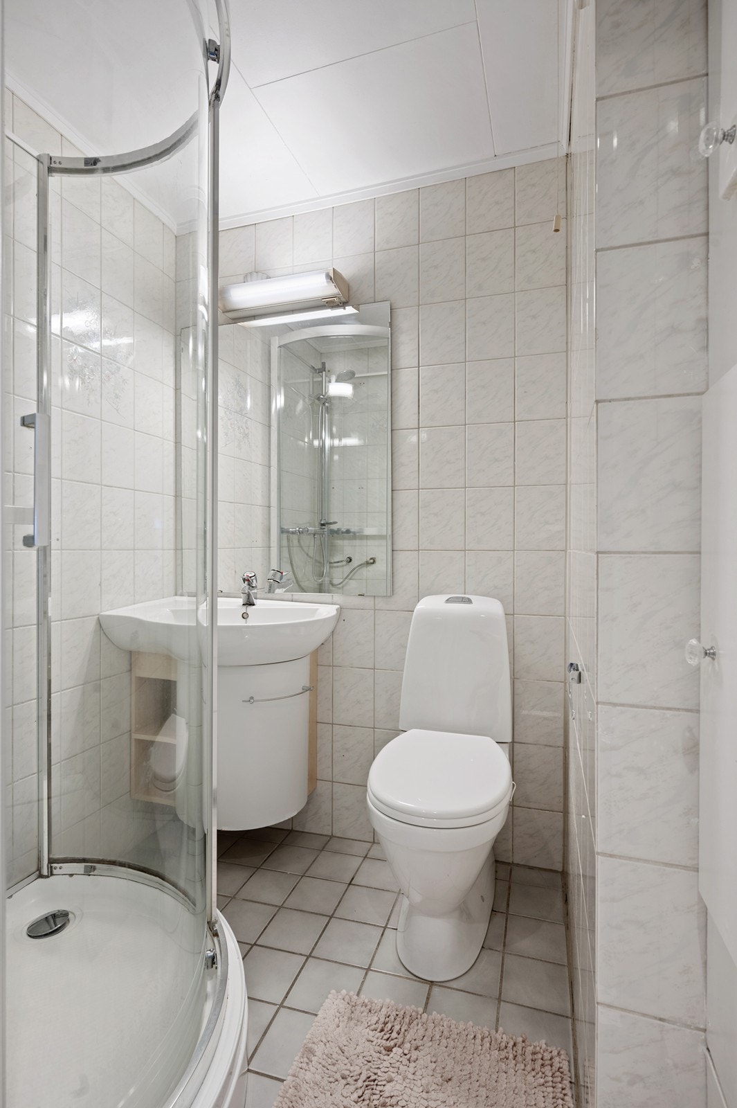 Badet i andre etasje dusjkabinett, toalett og servantinnredning Galleribilde