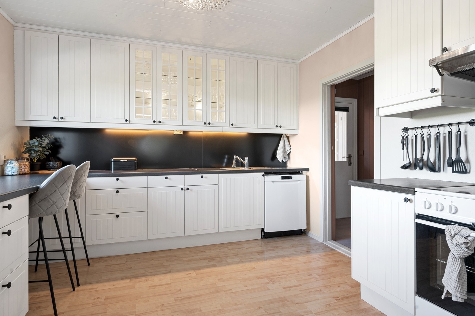 Kjøkkenløsning som har godt med skapplass Galleribilde