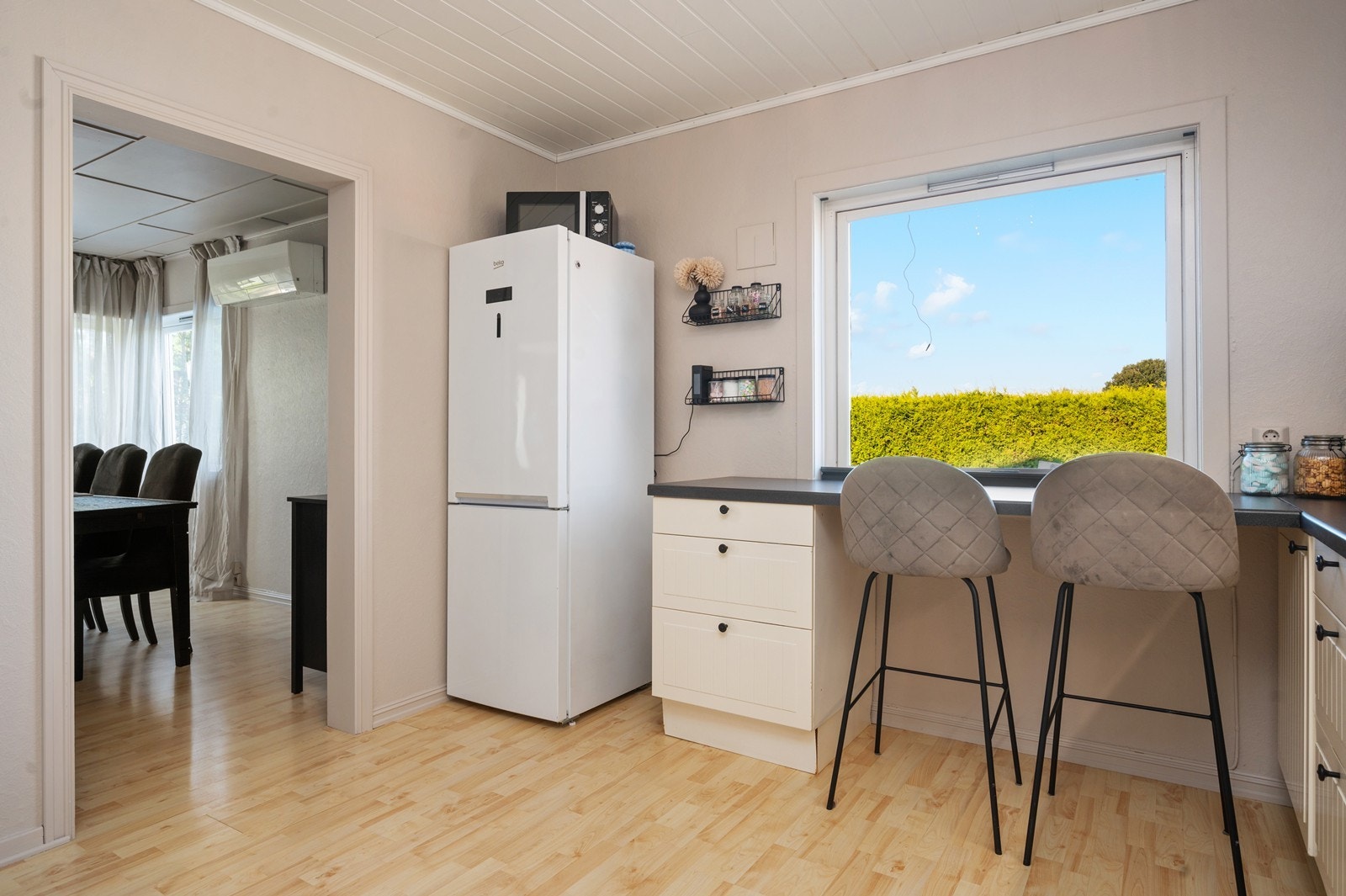 Koselig spiseplass foran vindu Galleribilde