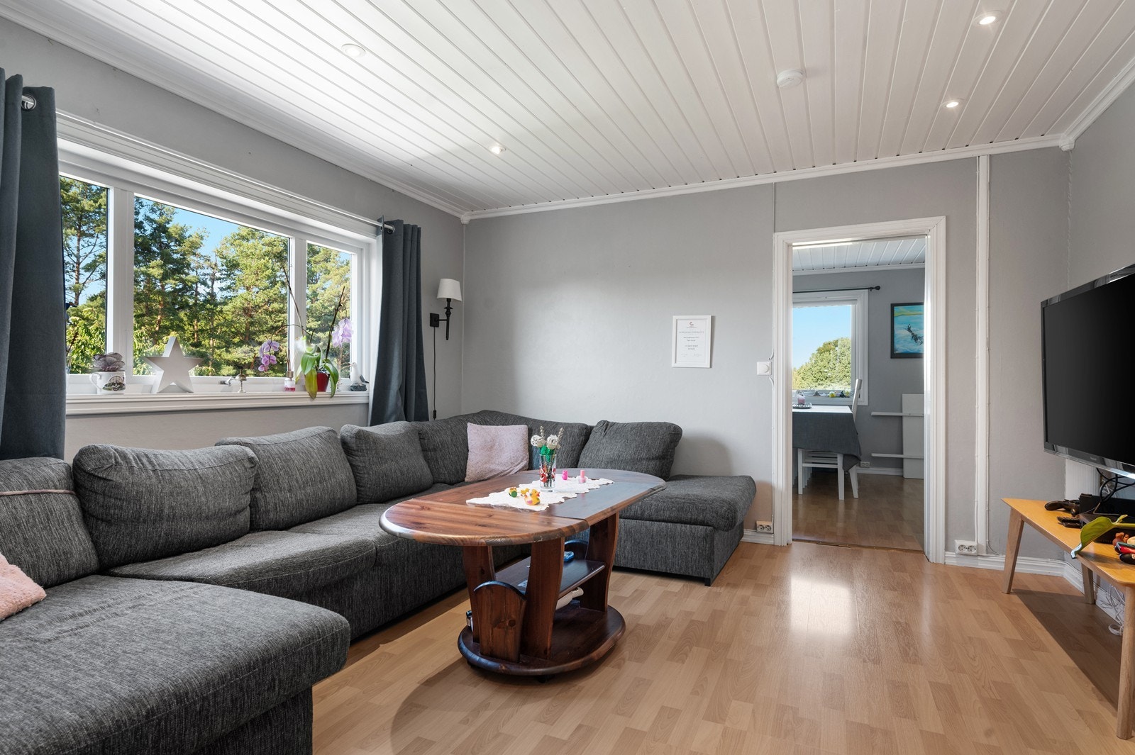 Leiligheten i andre etasje har hall med trapp, bad, stue, kjøkken, spisestue, to soverom og diverse kott Galleribilde