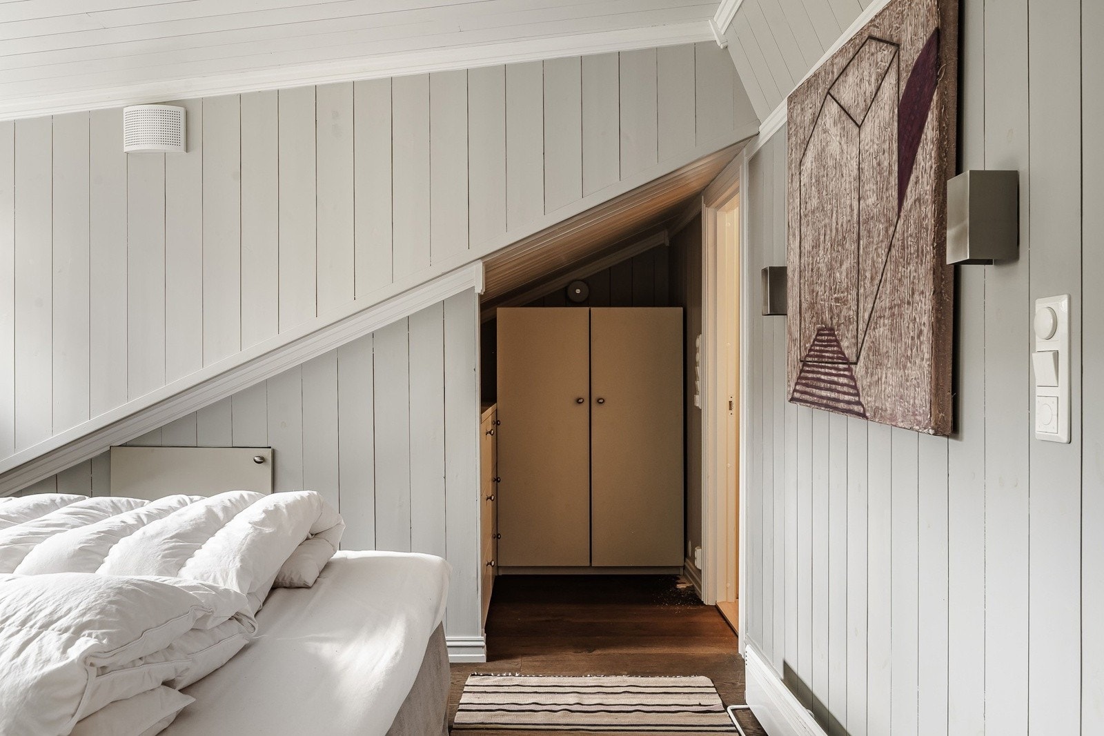 På hovedsoverommet er det god plass til oppbevaring. Galleribilde