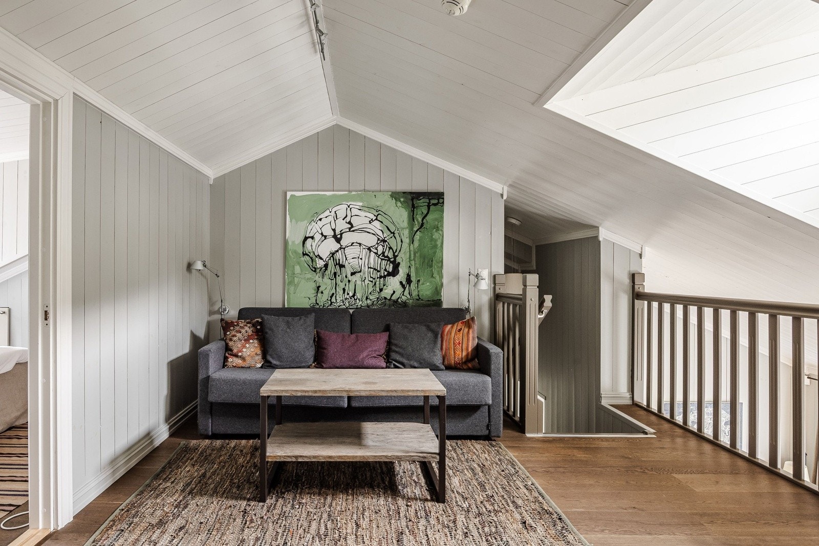 Skråtak og vinduer gir rommet særpreg og god atmosfære. Galleribilde