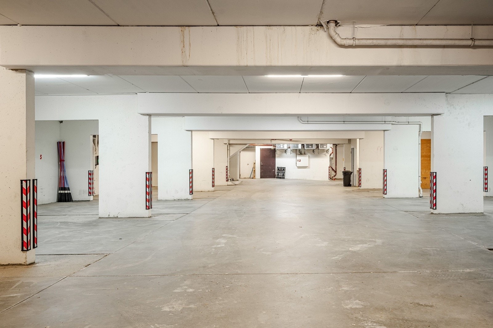 Leiligheten disponerer egen parkeringsplass i innendørs garasjehus. Galleribilde