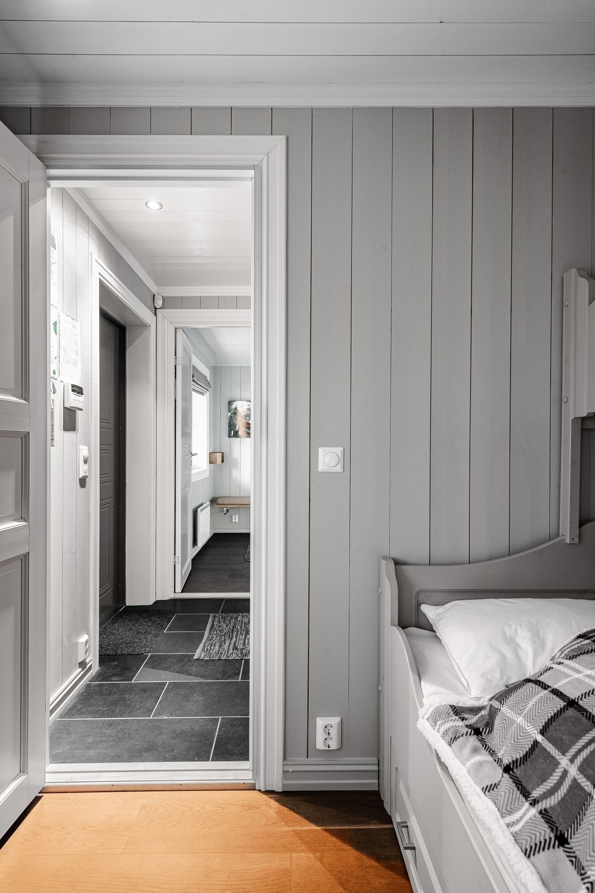 Fra entreen er det inngang til to av leilighetens tre soverom. Galleribilde