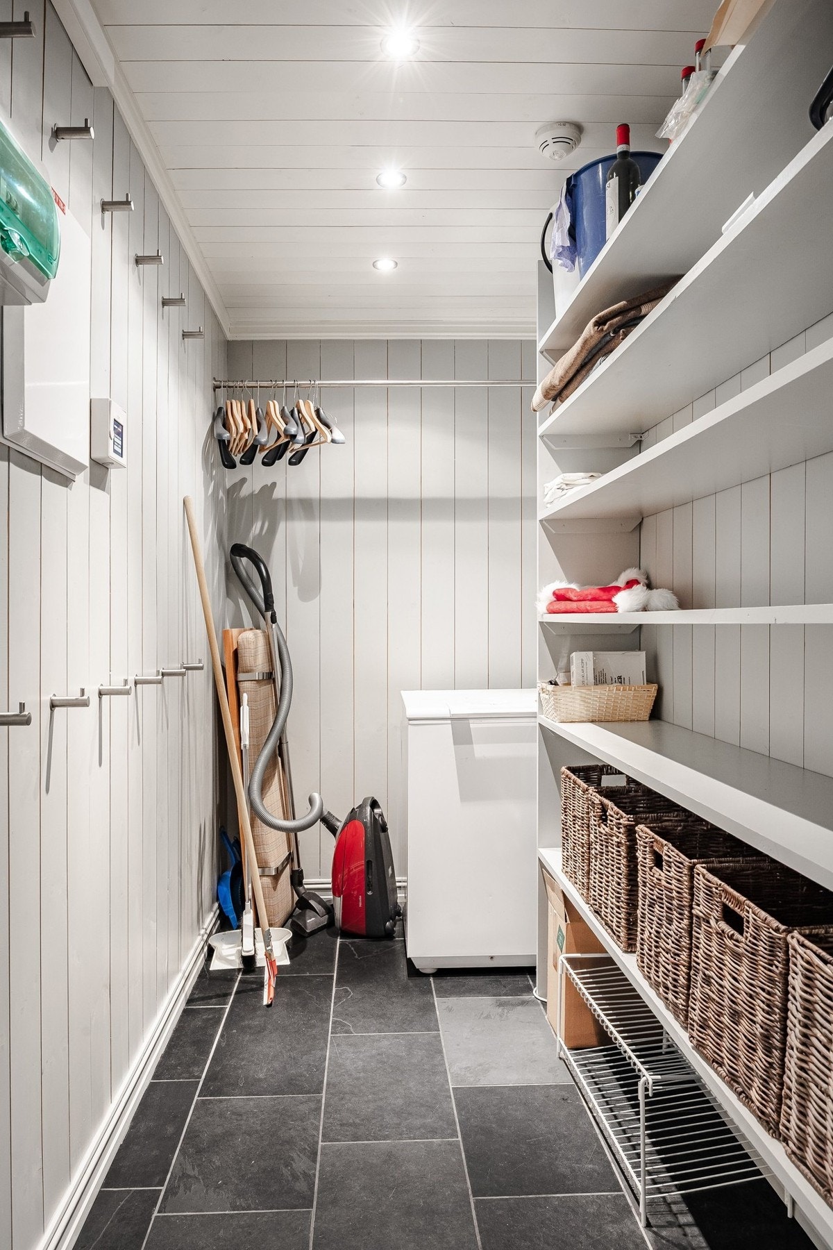 Leiligheten har også sin egen garderobe. Galleribilde