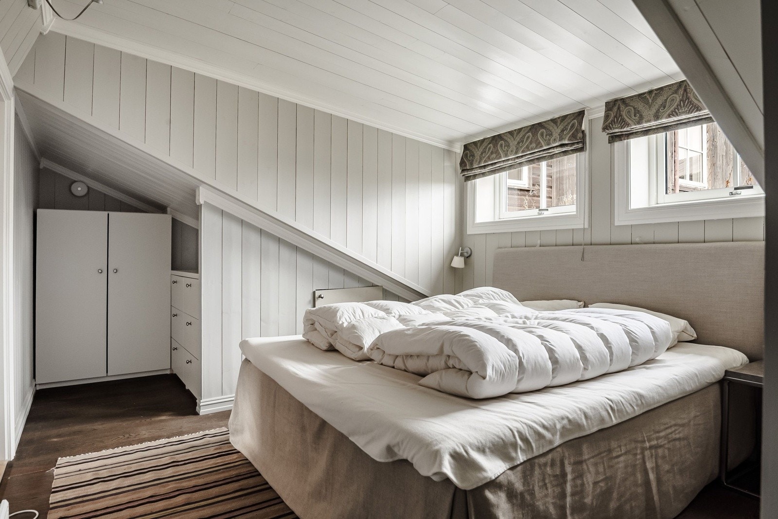 Romslig hovedsoverom med plass til dobbeltseng og garderobeløsning. Galleribilde