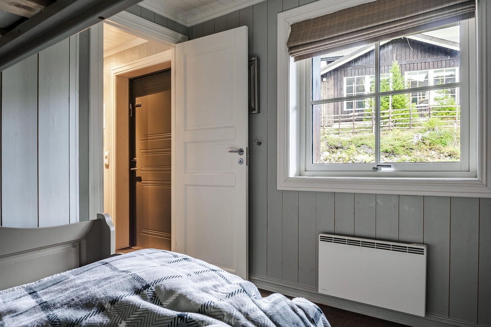 Vindu slipper inn naturlig lys på dagtid. Galleribilde