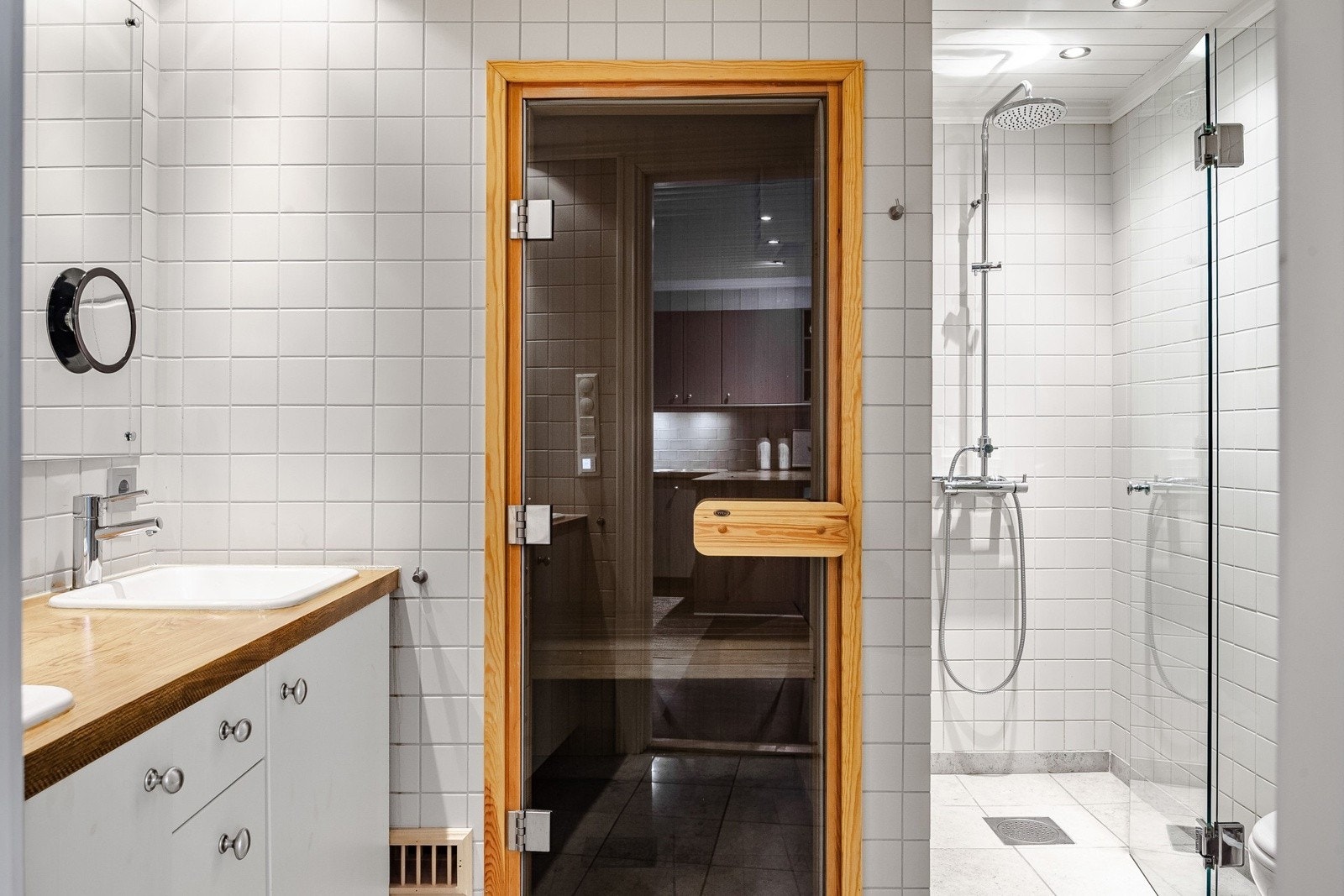 I hovedetasjen finner du også et stilrent bad med flislagte overflater og flott innredning. Rommet inneholder dusj, servant med innredning, speil og toalett. Samt egen badstue. Galleribilde