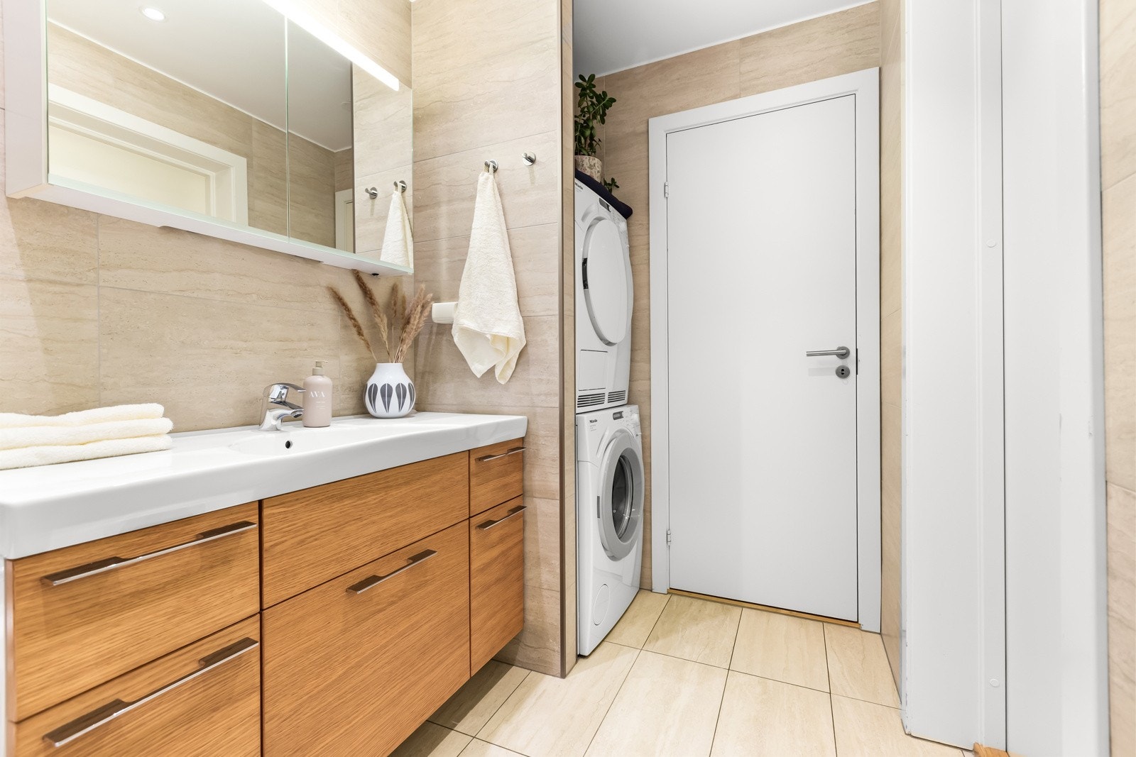 På badet er det opplegg for vaskemaskin og tørketrommel Galleribilde