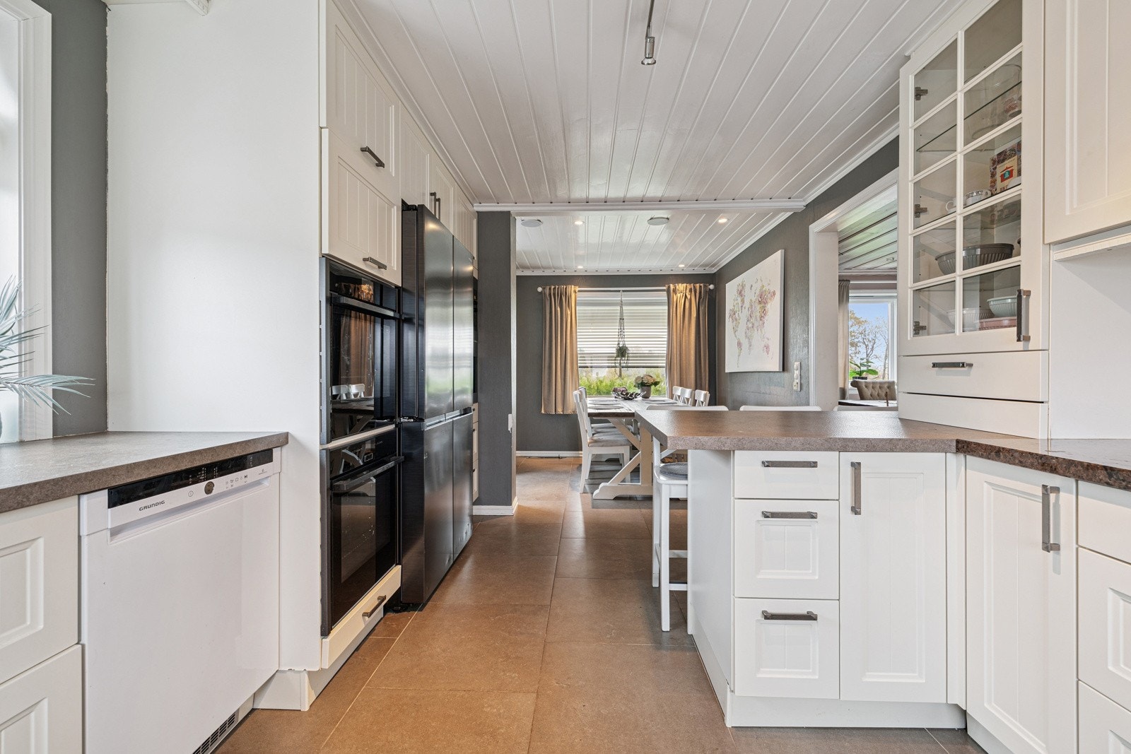 Kjøkkenet i hovedhuset, pusset opp i 2012 Galleribilde