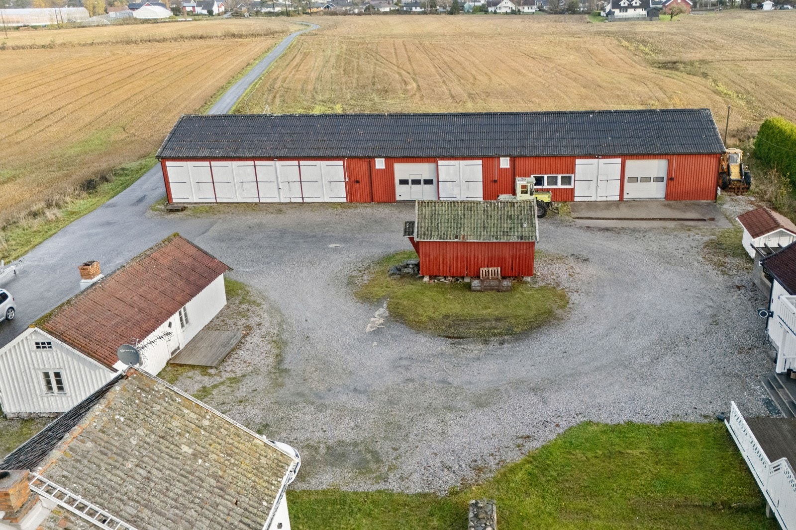 Opparbeidet stor gårdsplass og med store hager til hvert av bolighusene Galleribilde