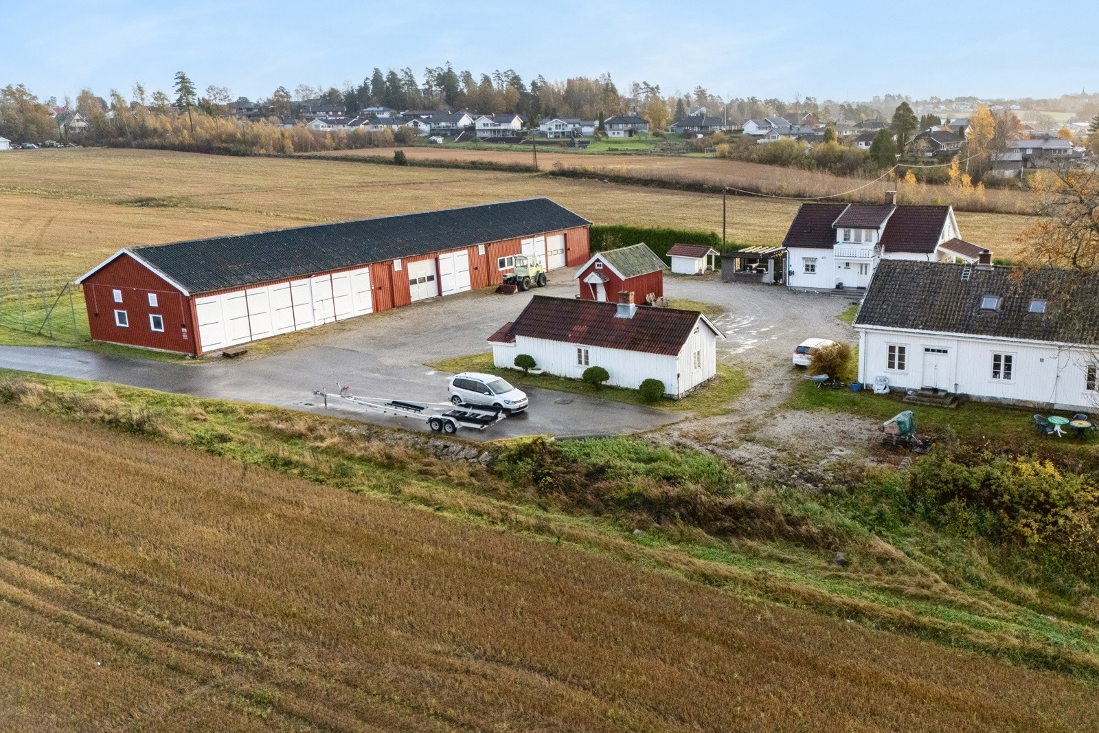 På eiendommen er det to bolighus, anneks/bryggerhus, lager/produksjonsbygning og stabbur Galleribilde