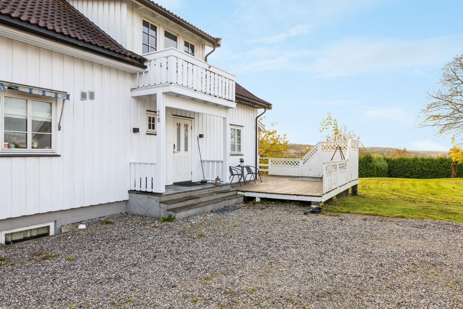 Hovedhuset har egen hage og flere gode uteplasser Galleribilde