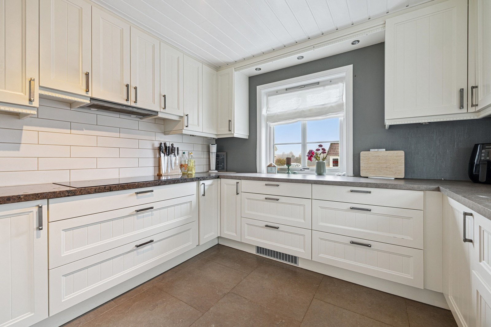 Kjøkkenet i hovedhuset, pusset opp i 2012 Galleribilde