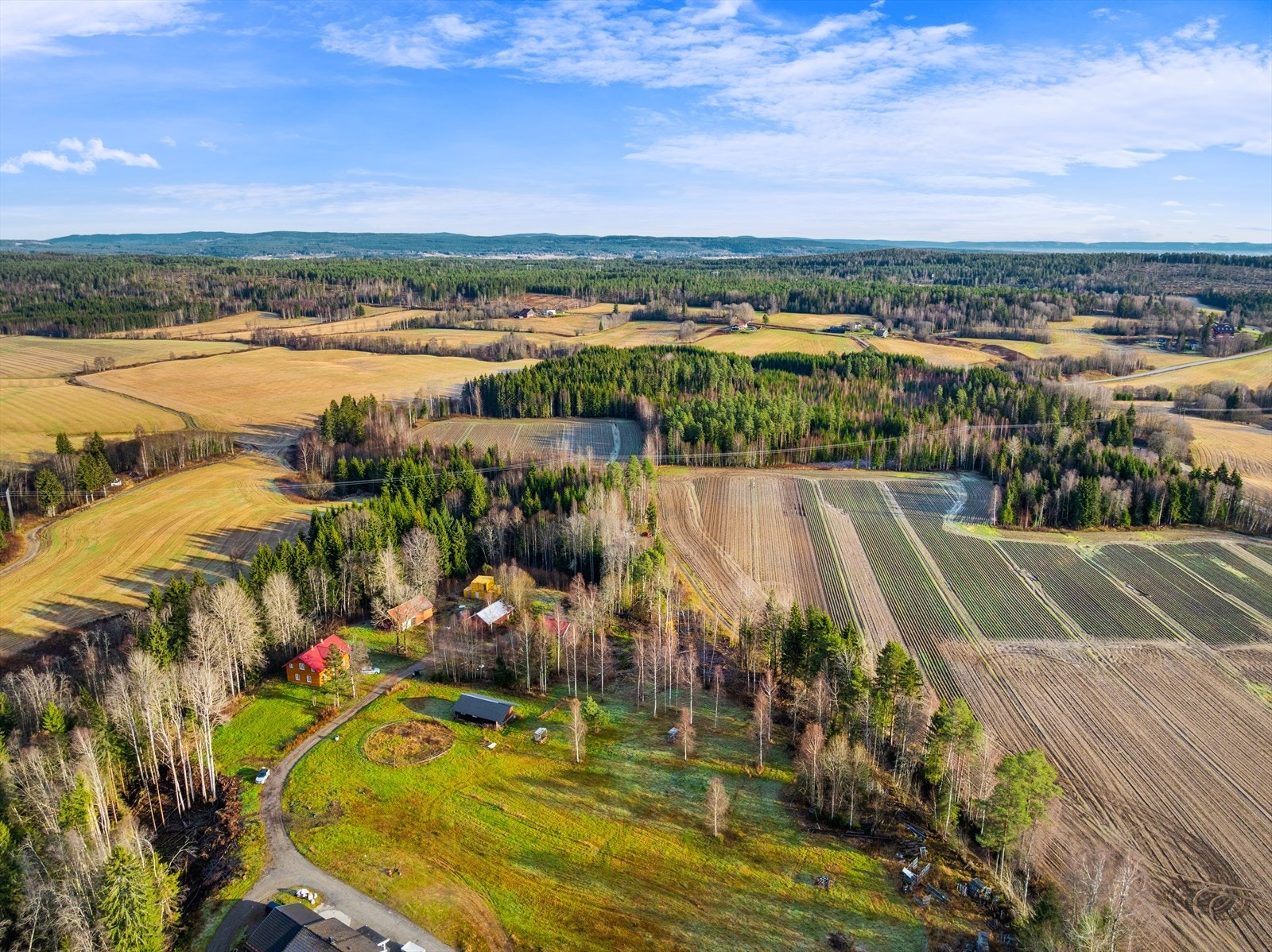 Eiendommen ligger i utkanten av Nordkisa sentrum og har en landlig beliggenhet. Galleribilde