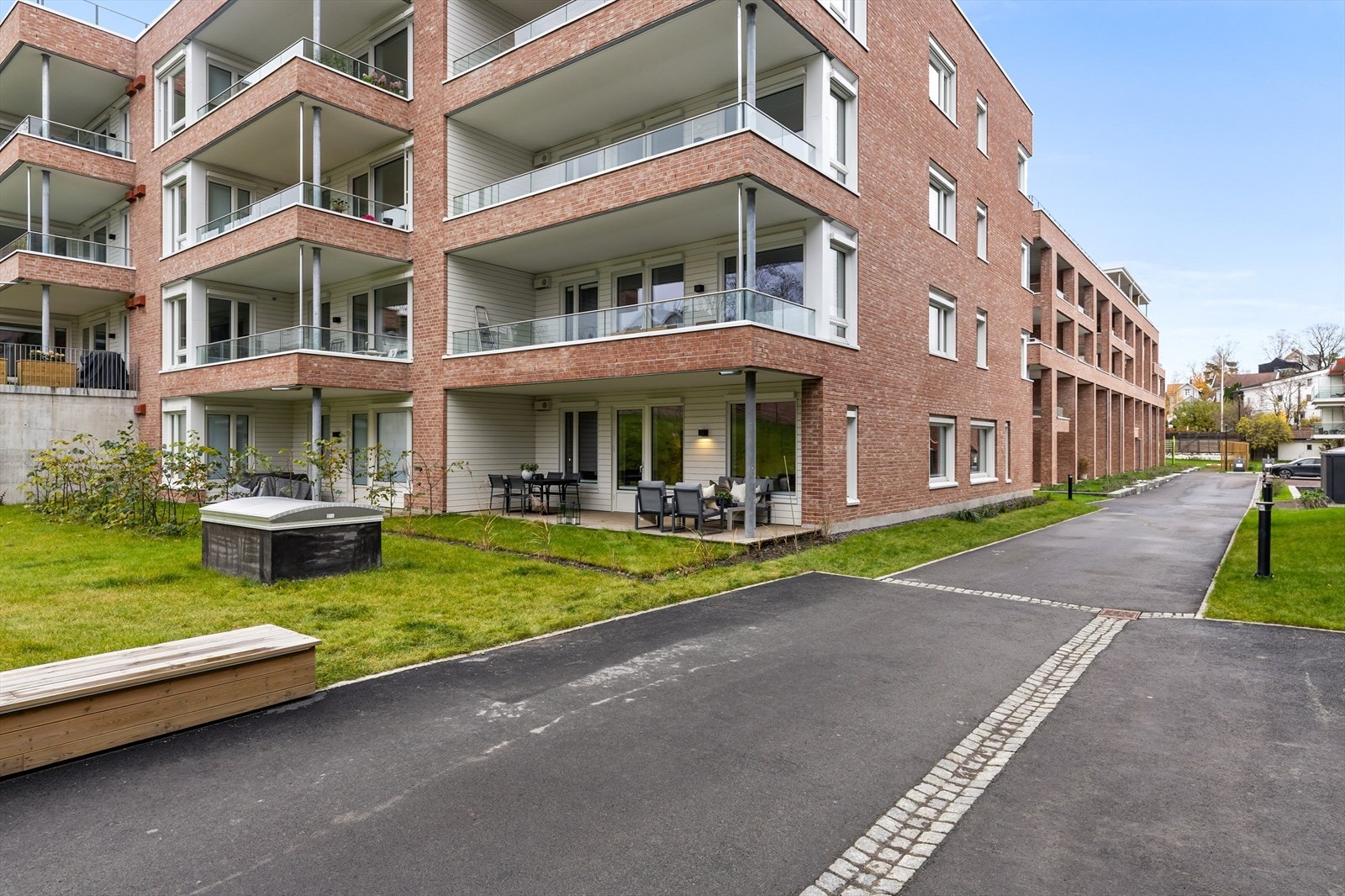 Smedens Hage består av 9 frittstående leilighetsbygg med store grøntarealer og en hyggelig gangvei som leder gjennom området. Galleribilde