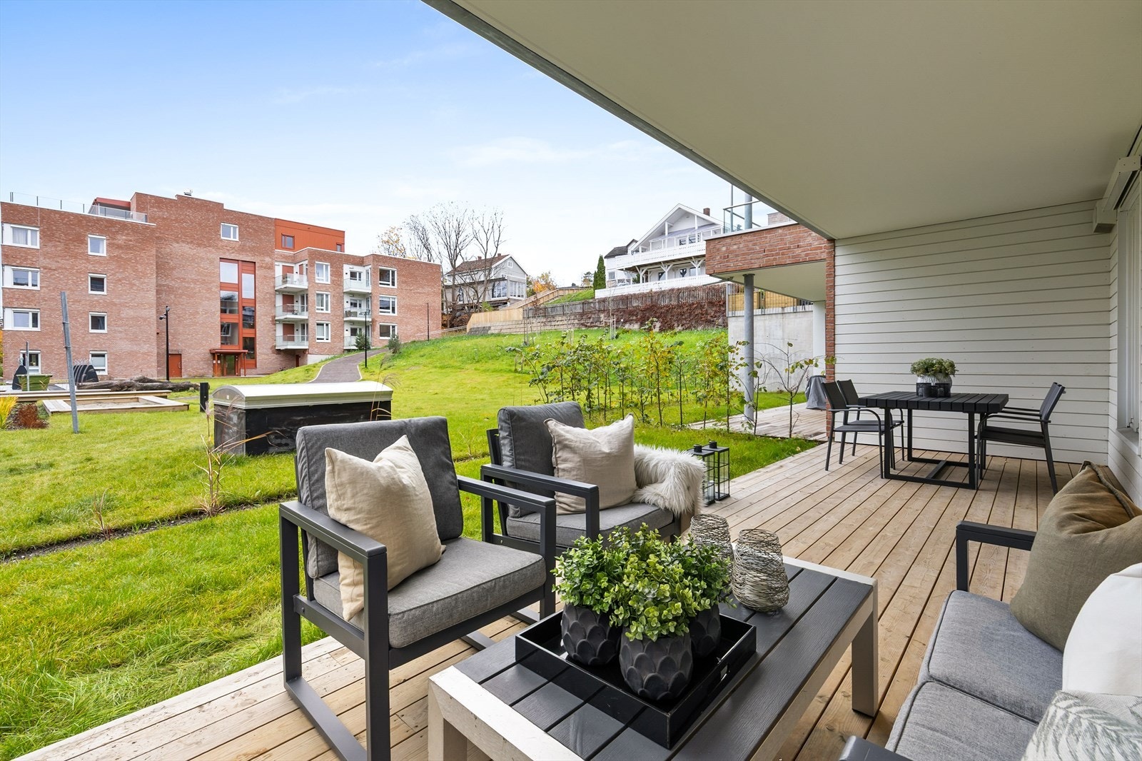 Sydvestvendt markterrasse med overbygg og plass til både spisegruppe og lounge - her kan du nyte rolige stunder ute i grønne omgivelser, også på regnværsdager. Galleribilde