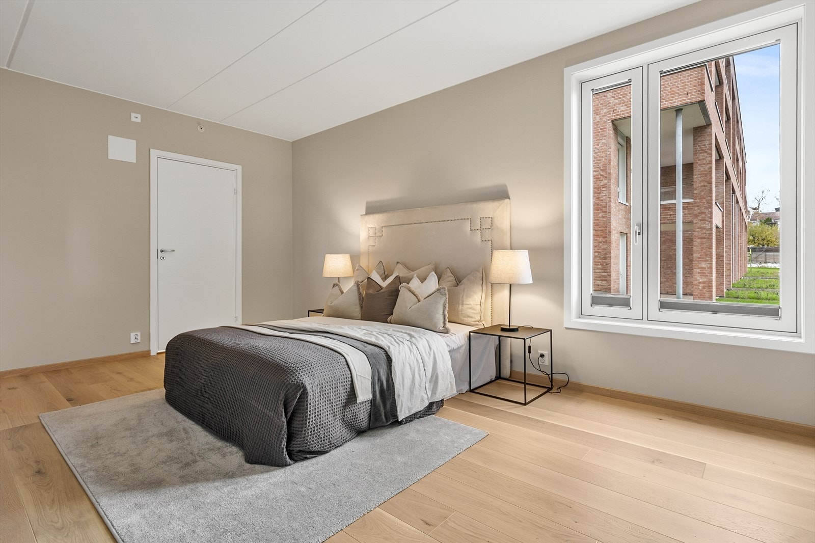 Hovedsoverom med store vinduer og lys fra to sider - et godt sted å våkne. Galleribilde