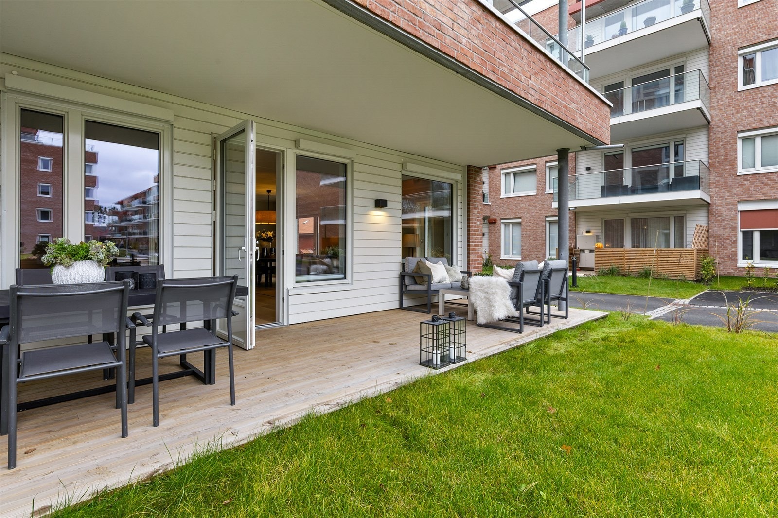 Overbygget gir både privatliv og ly for regnet. Med en terrassevarmer kan uteplassen bli et hyggelig sted allerede tidlig på våren. Galleribilde