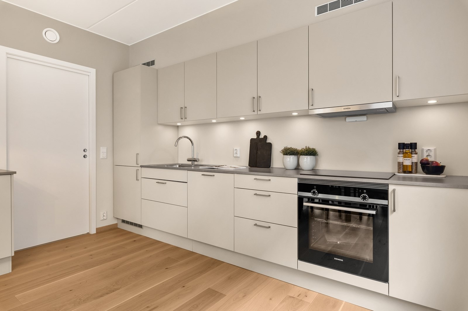 Kjøkkenløsning med integrerte hvitevarer og god benkeplass - en drøm for hjemmekokken. Galleribilde