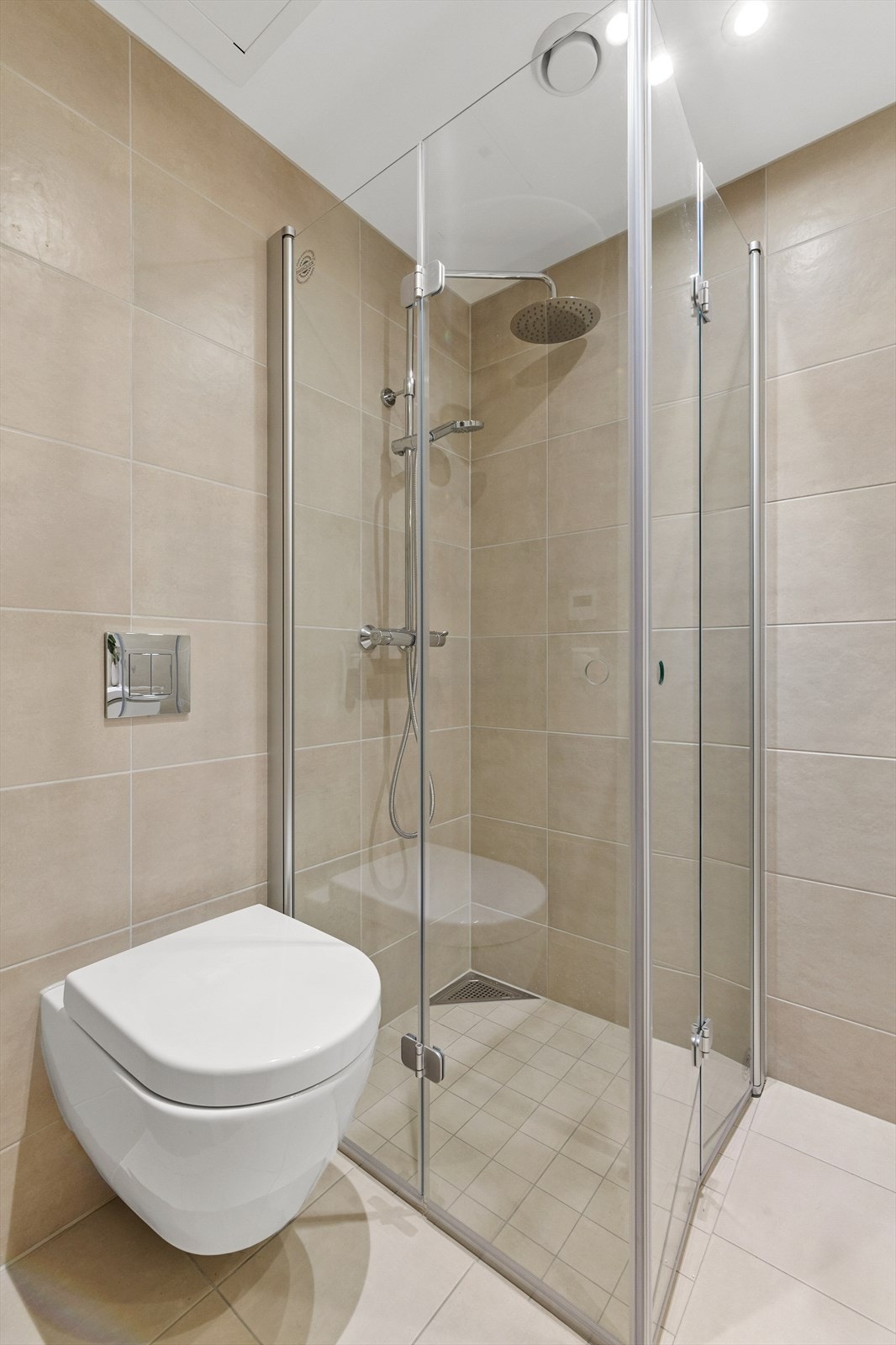 Vegghengt toalett og rette dusjvegger i herdet glass til å folde inn. Galleribilde