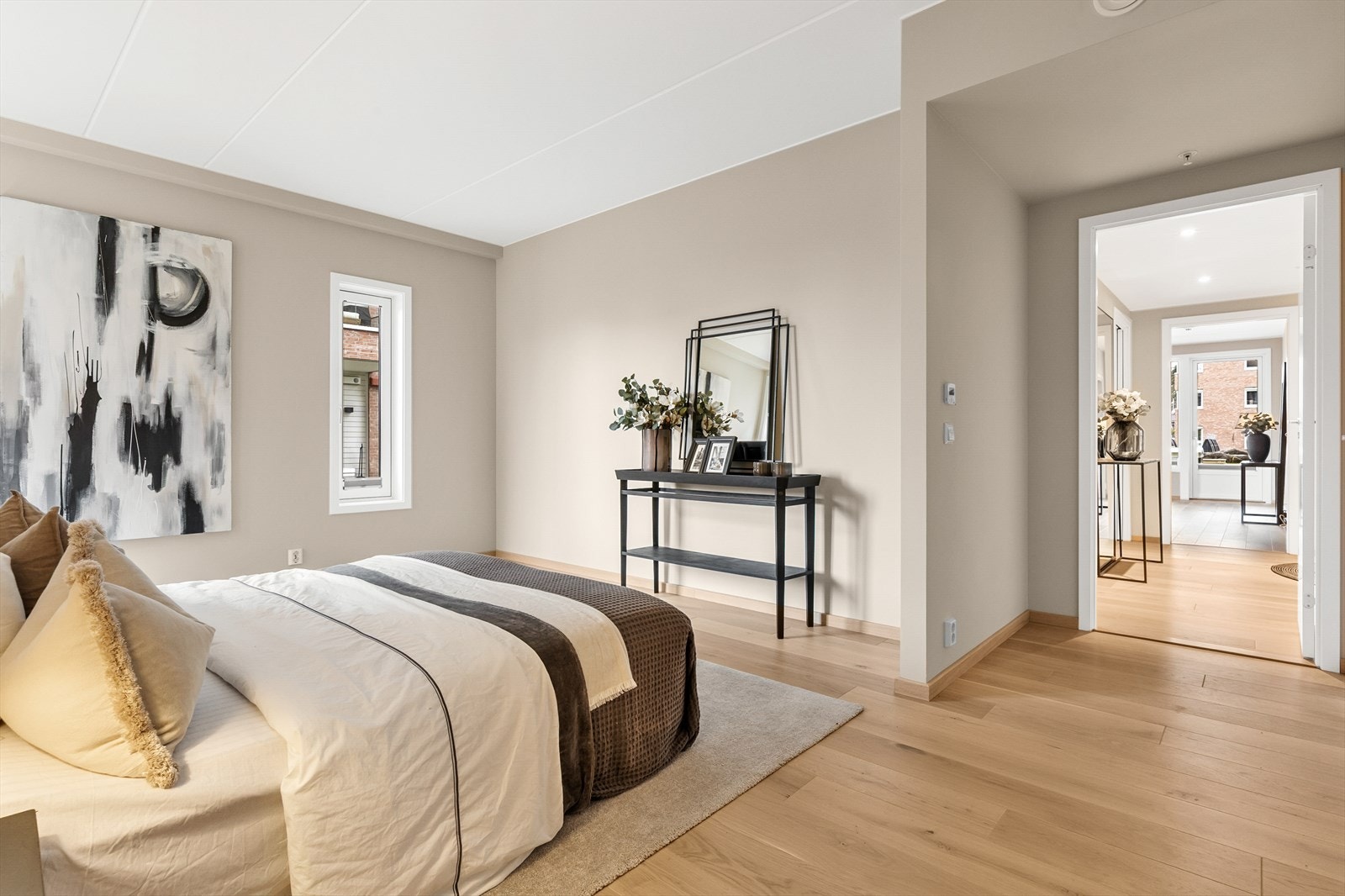 Romslig soverom for barn eller gjester. God plass til garderobe. Galleribilde