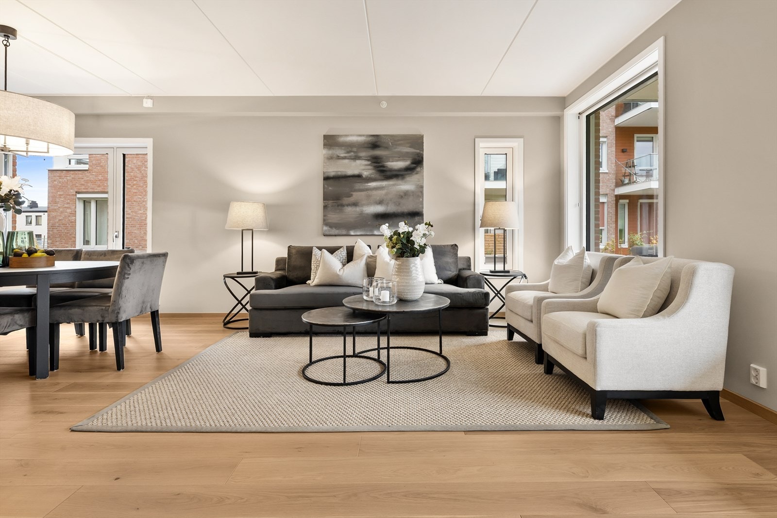 God plass i den hyggelige stuen med lys fra to sider. Galleribilde