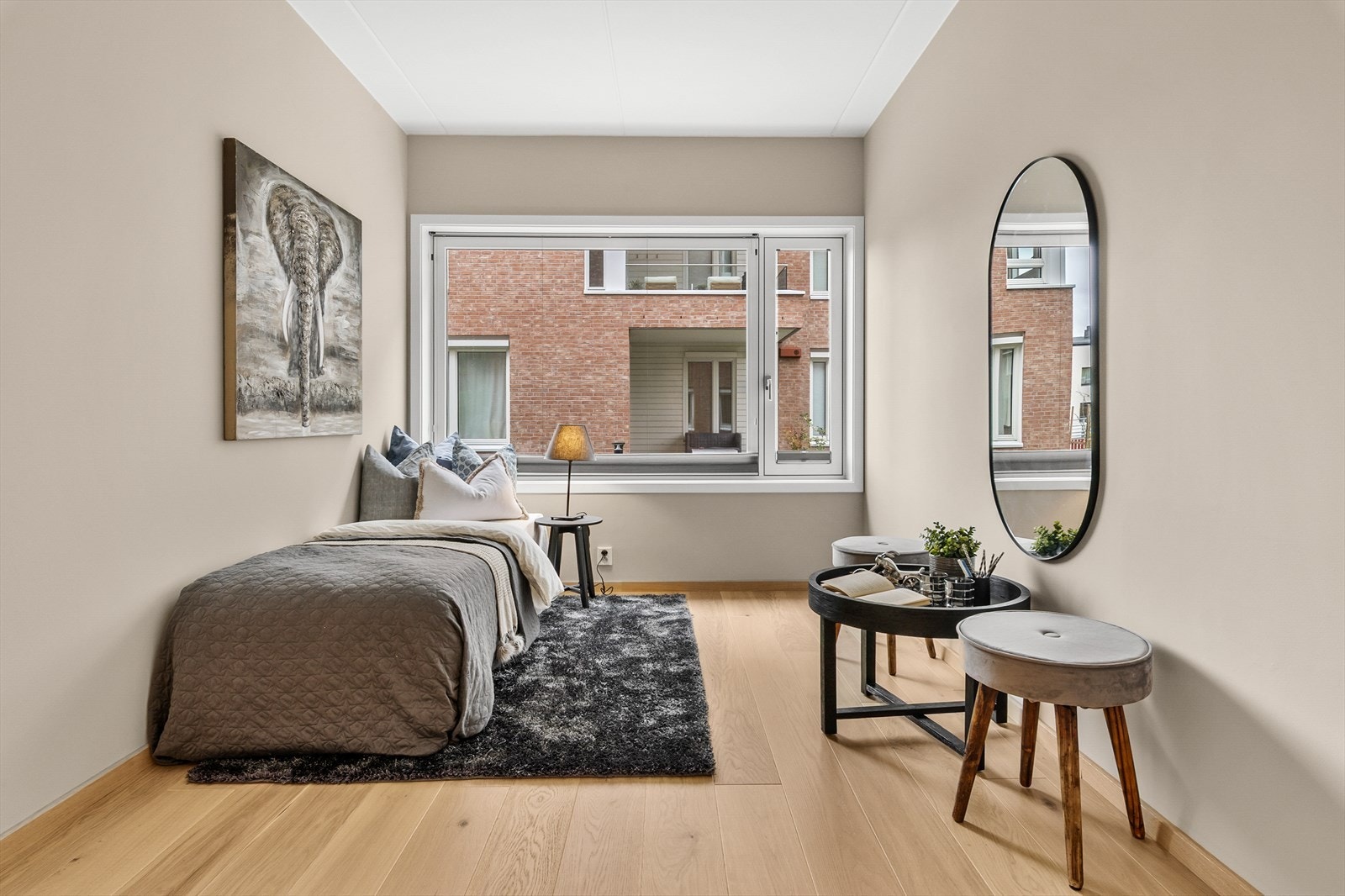 Funksjonelt gjeste- eller barnerom - perfekt som kontor eller hobbyrom med gode lysforhold og plass til kreativitet. Galleribilde