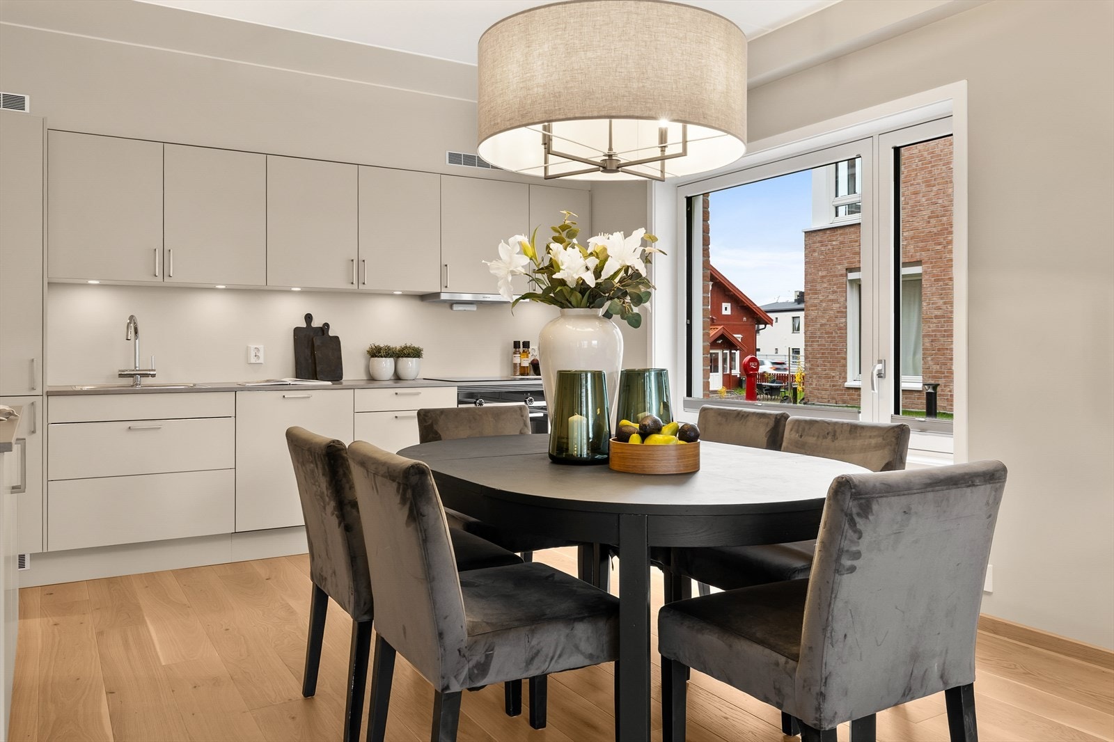 Hyggelig kjøkken med god spiseplass - et rom for fine matstunder. Galleribilde