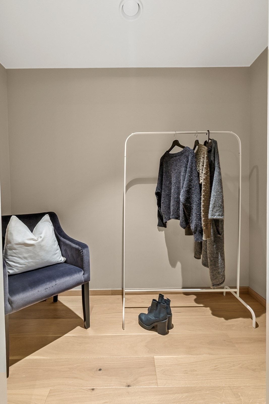 Romslig bod / omkledningsrom inne i leiligheten. Galleribilde