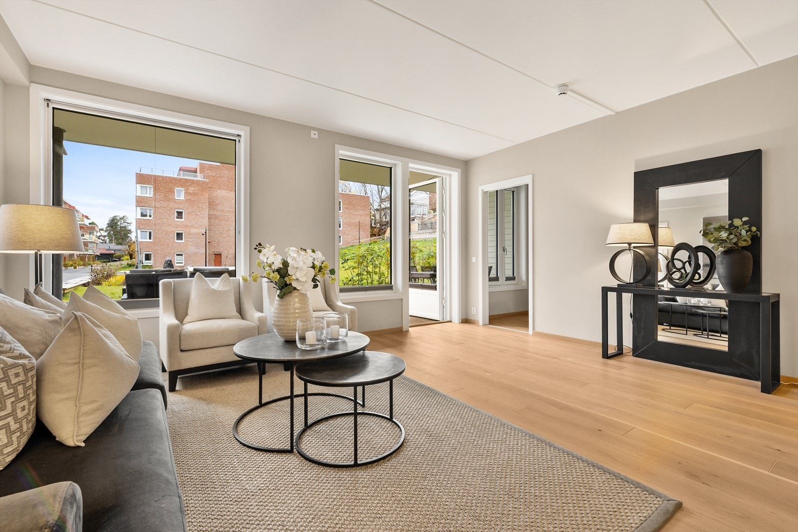 Stuen har store lysflater og er malt i en dus beigegrå farge som lager en lun og hyggelig atmosfære i rommet. Galleribilde