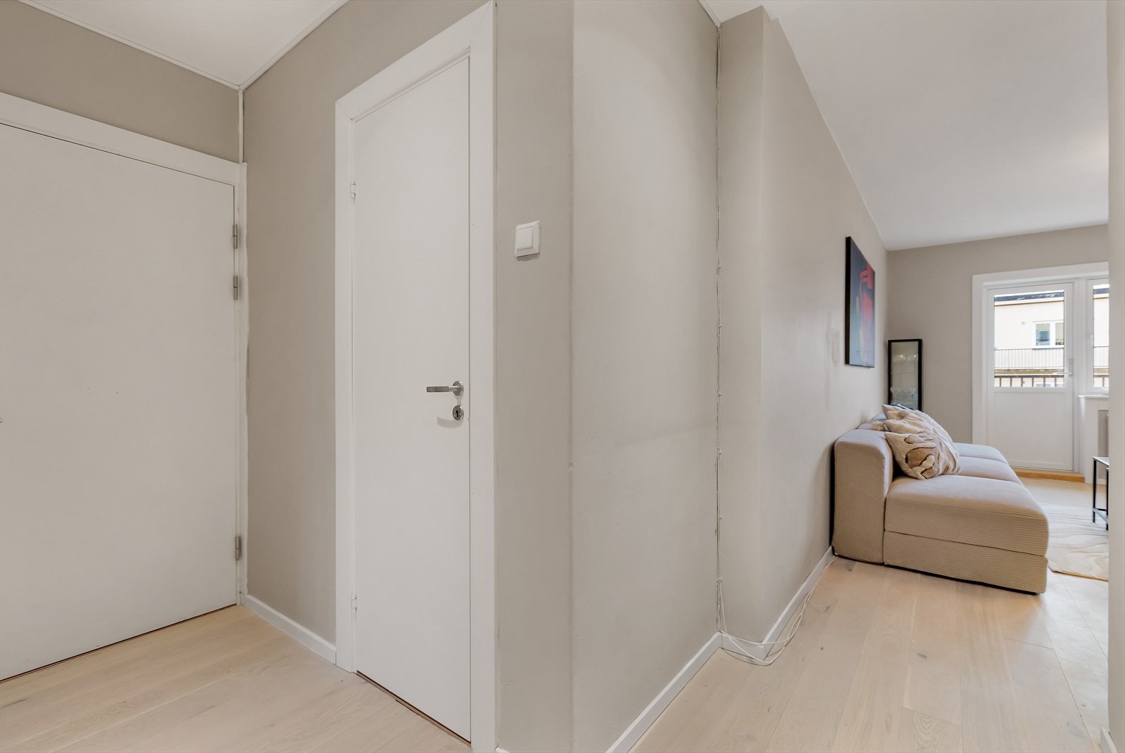 I gangen er det plass til knagger og skohylle for oppbevaring av sko og yttertøy. Galleribilde