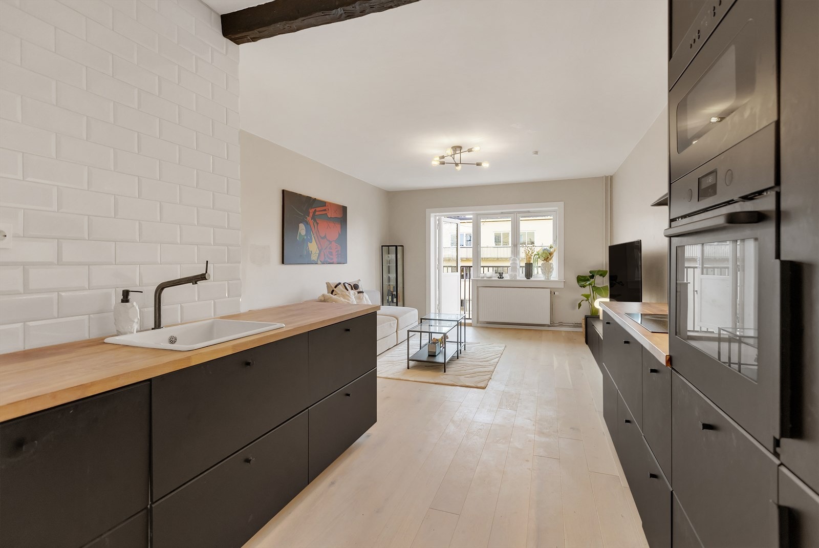 Kjøkkenet har en funksjonell og praktisk utforming, hvor det er godt med skap- og benkeplass. Galleribilde