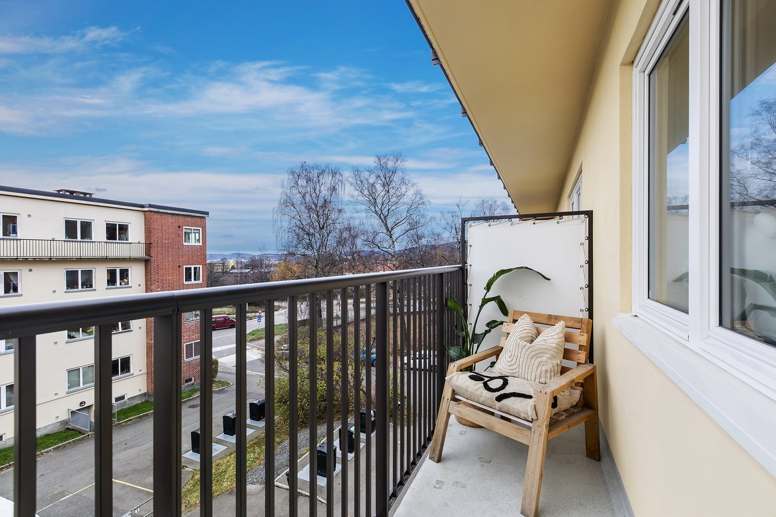 Fra stuen er det utgang til en sydvestvendt balkong på 4 kvm. Her er det plass til utemøbler og beplantning. Galleribilde