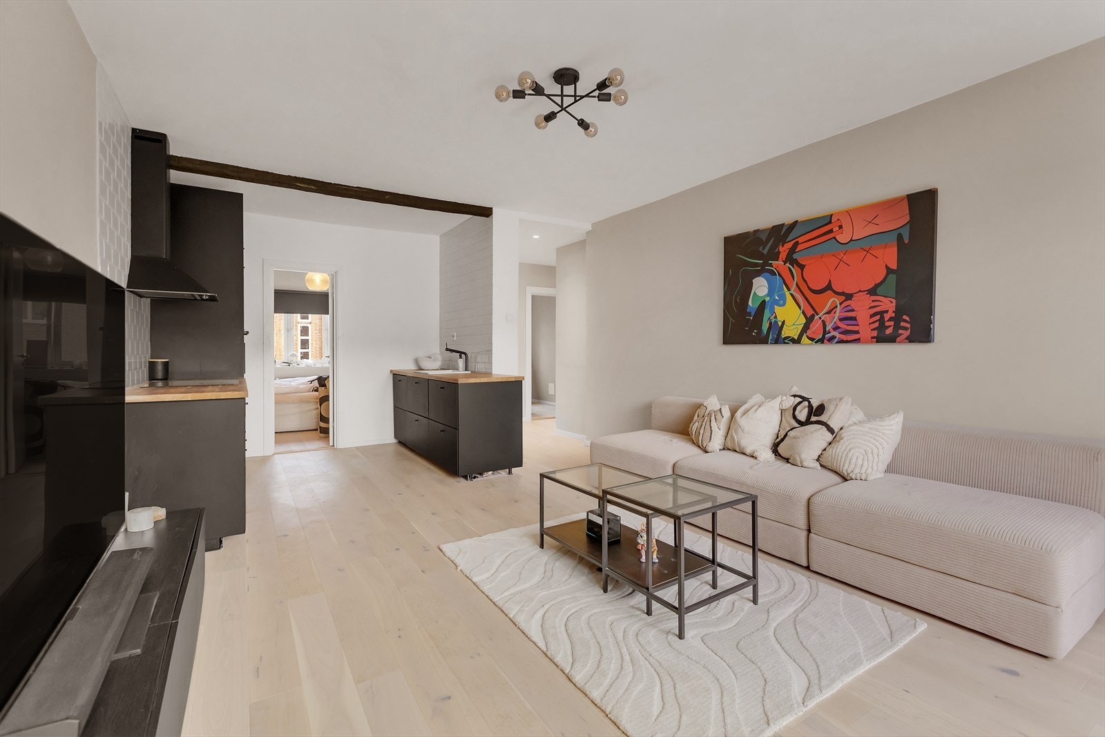 Leiligheten har en gjennomgående planløsning med naturlig arealfordeling. Galleribilde