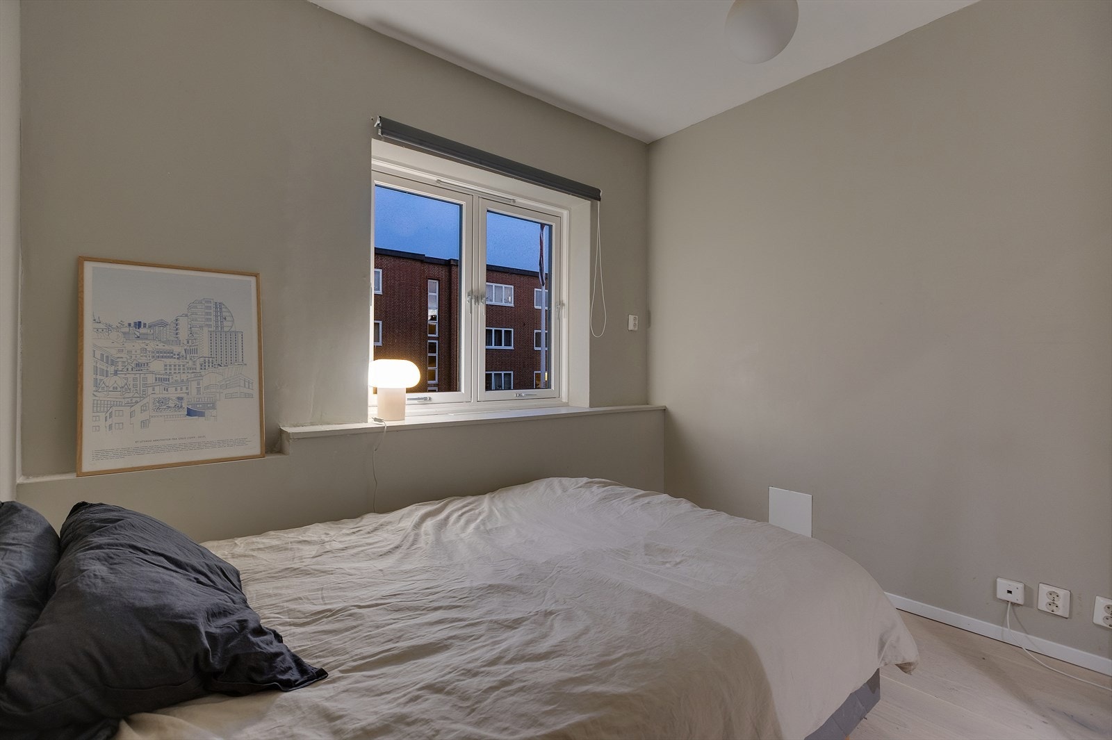 Begge soverommene er malt i lune og behagelige fargetoner. Galleribilde