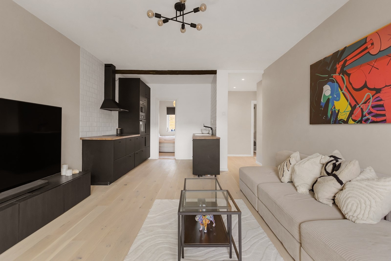 Kjøkkenet er integrert i en åpen og sosial løsning mot stuen, noe som gir et helhetlig og moderne uttrykk. Galleribilde